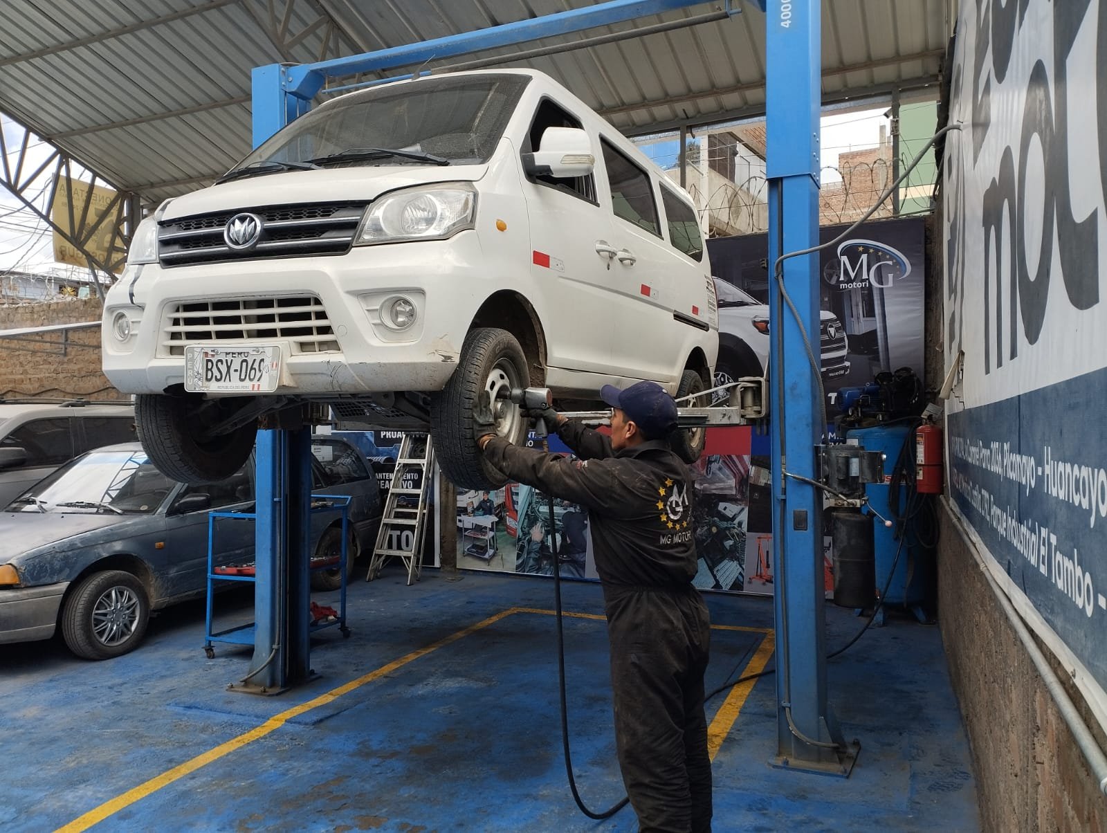 Taller Automotriz MG Motori - Elevador vehicular